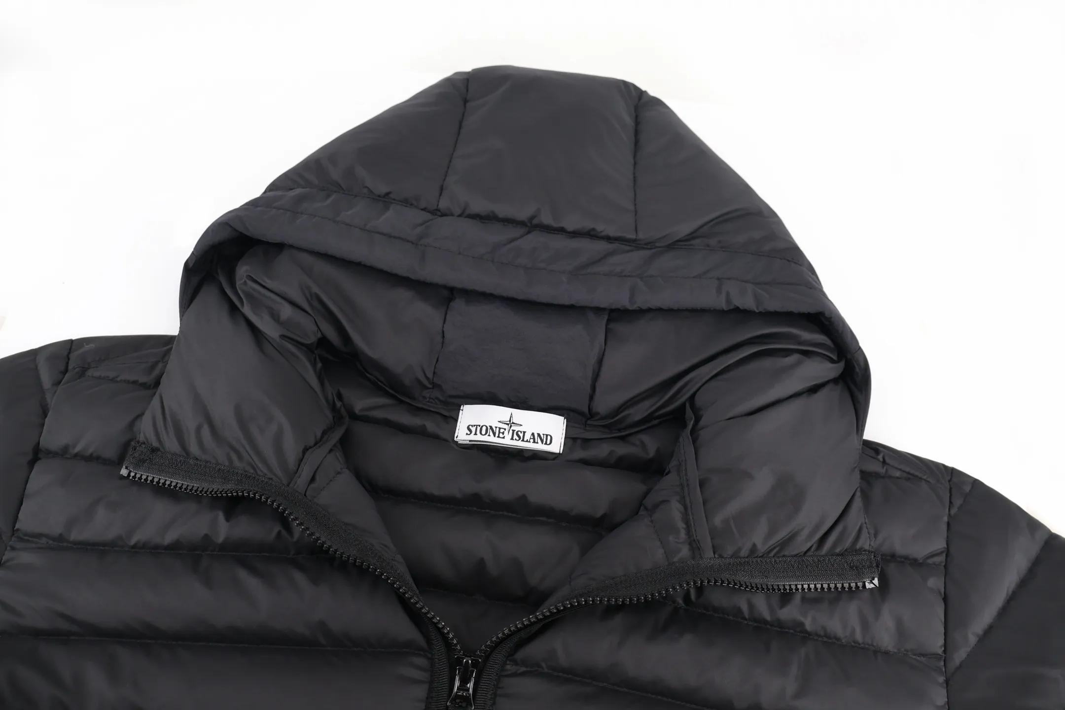 P1160 Stone Island rib quilted down jacket, custom-made original black dark plaid light fabric, filled with 90% white goose down, no modification to the version, after all, the whole piece is very slim and wrapped! High collar, long hem and one layer of shrink-folding for improved warmth! Elastic cuffs, inner drawstring, full of details for outdoor use! Ykk logo zipper. Size:S-M-L-XL